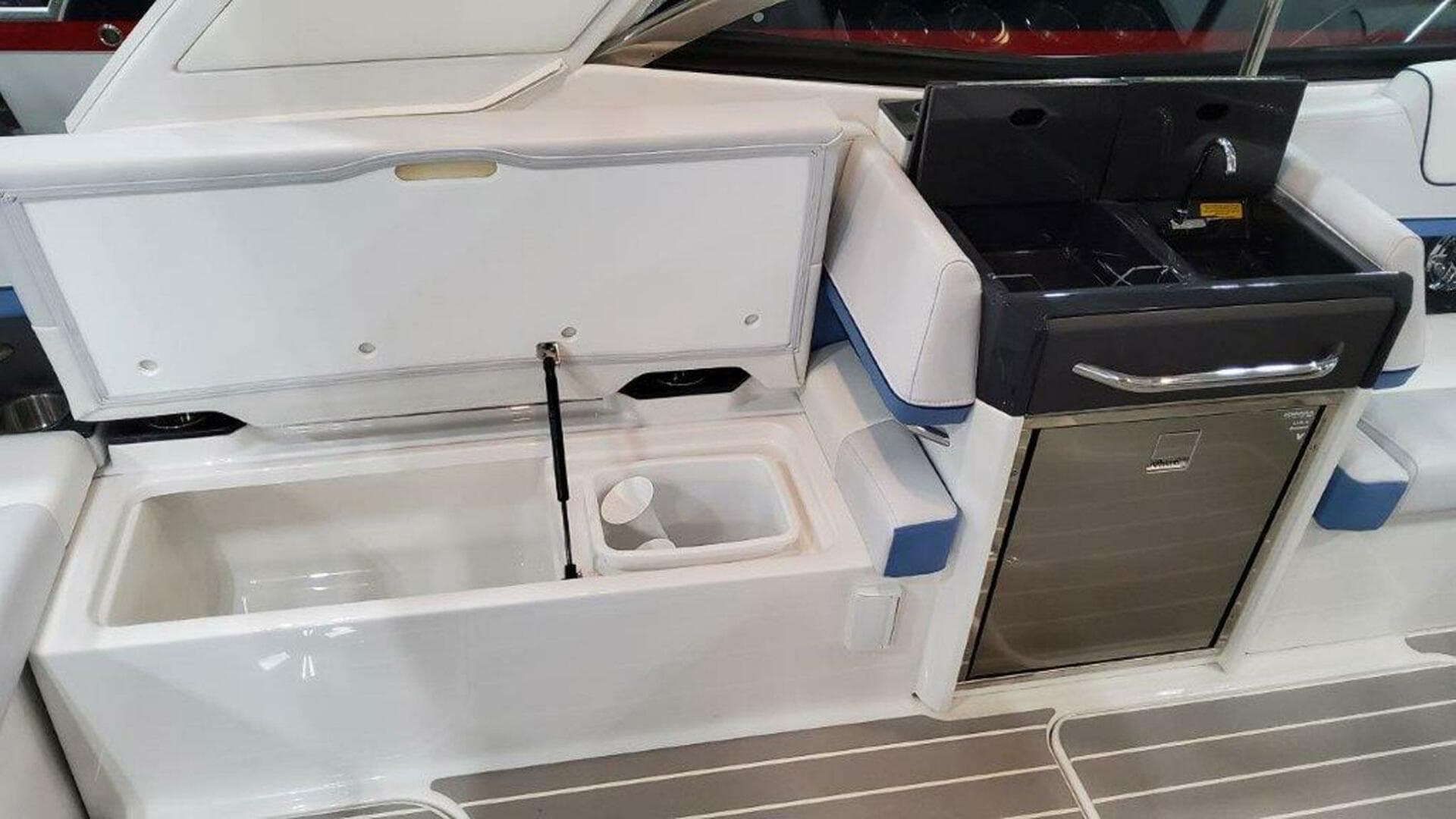 2025 Formula 330 Crossover Bowrider