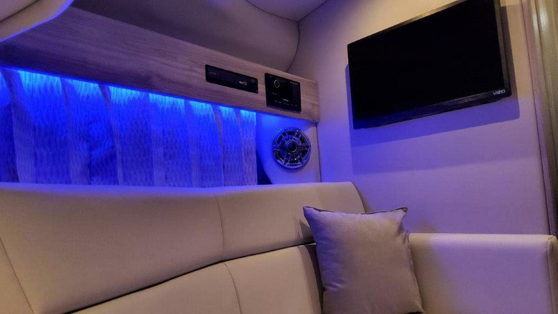 2025 Formula 330 Crossover Bowrider