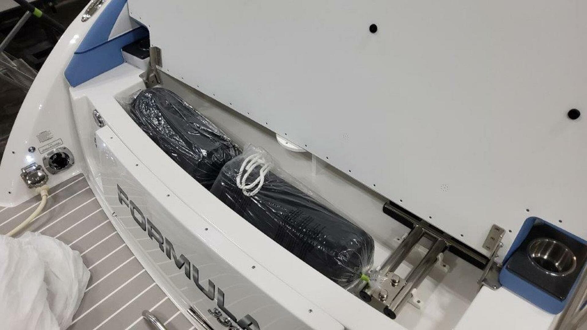 2025 Formula 330 Crossover Bowrider