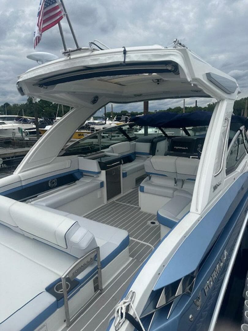 2025 Formula 330 Crossover Bowrider