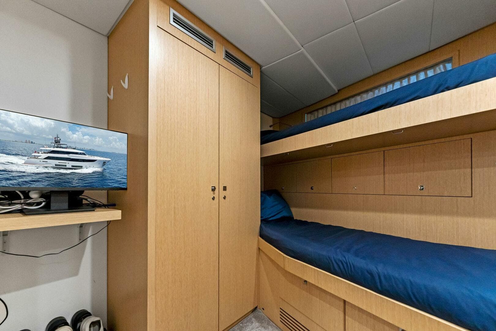 2024 Custom Line Navetta 33