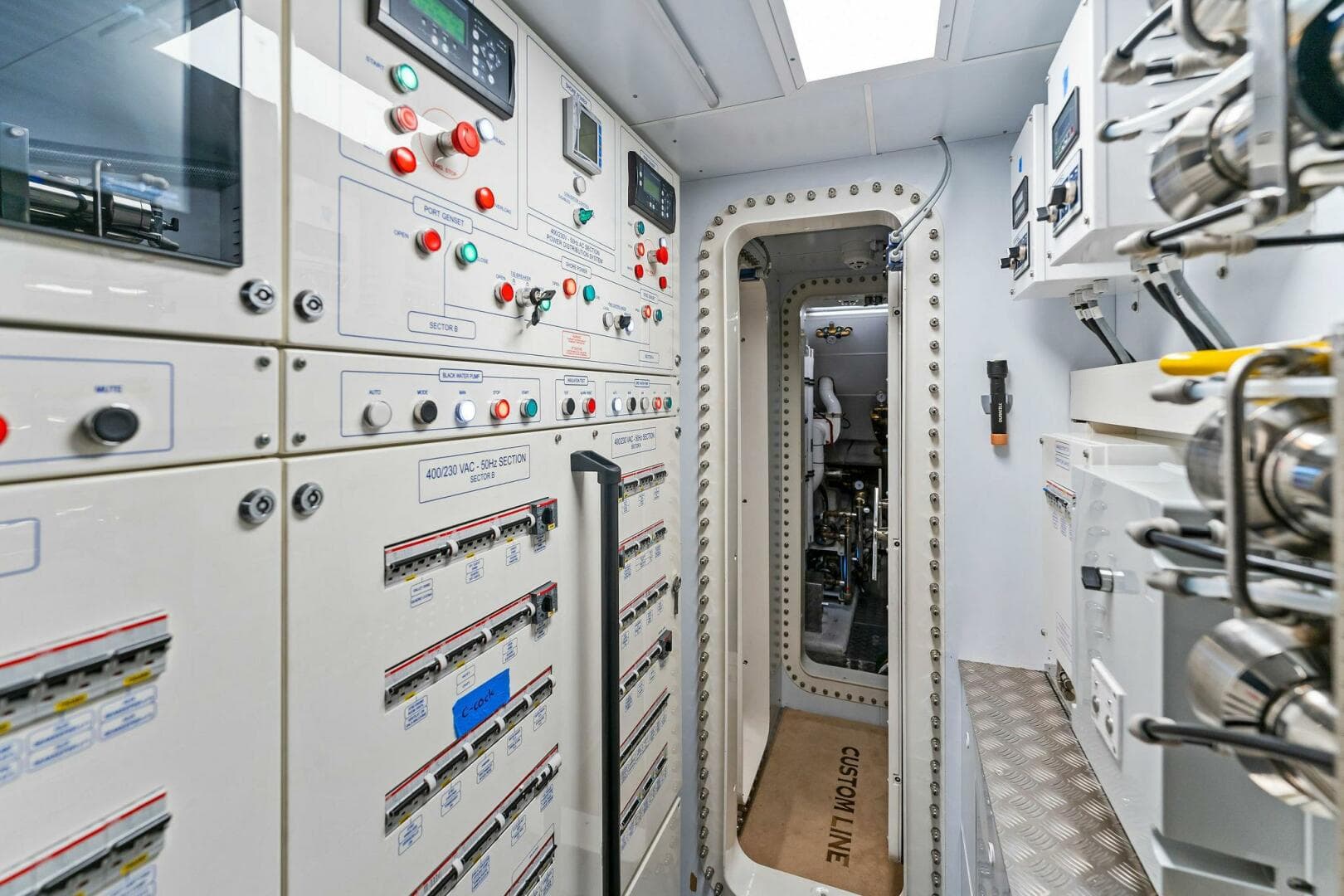 2024 Custom Line Navetta 33