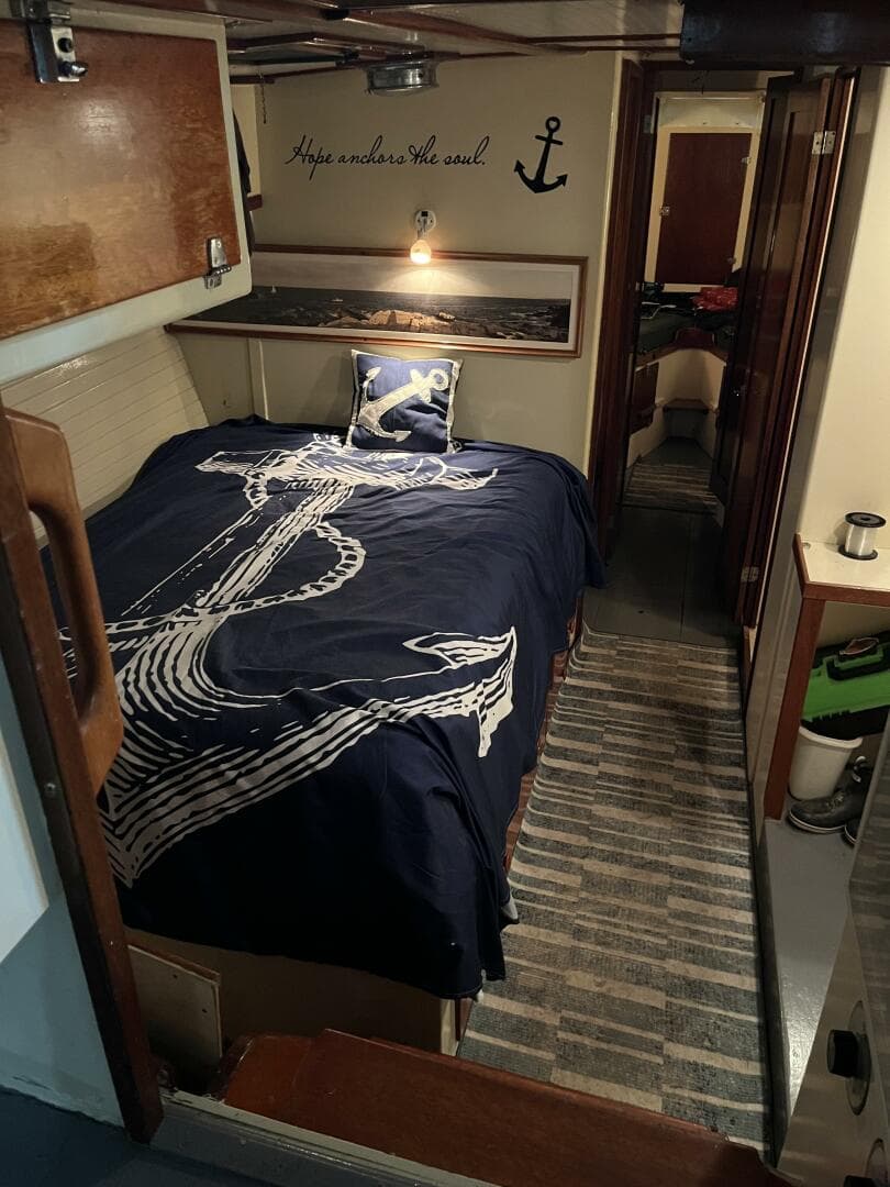 Aft stateroom to port