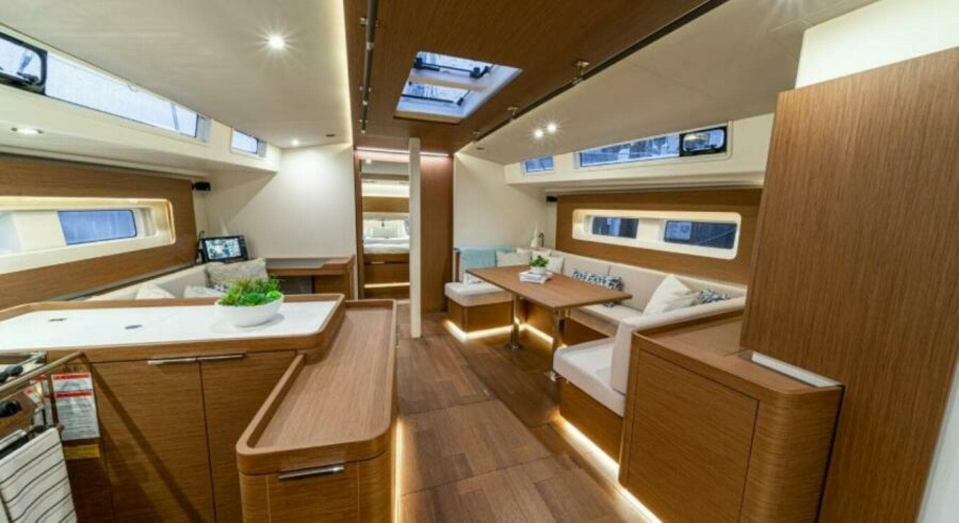 2025 Beneteau Oceanis Yacht 54