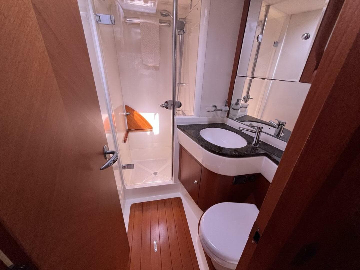Ensuite Head, Stbd Cabin