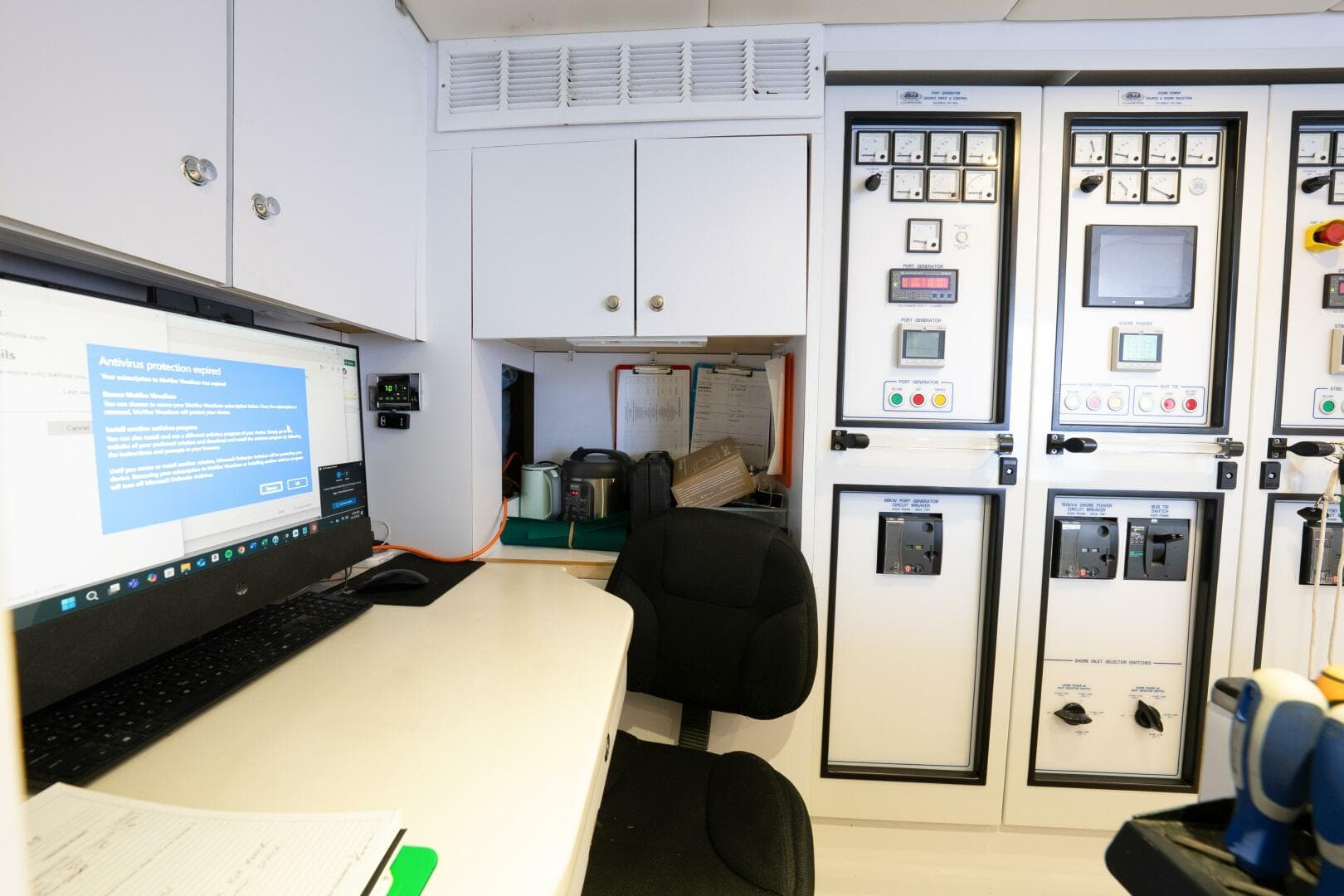 2005 Trinity Yachts Tri-Deck