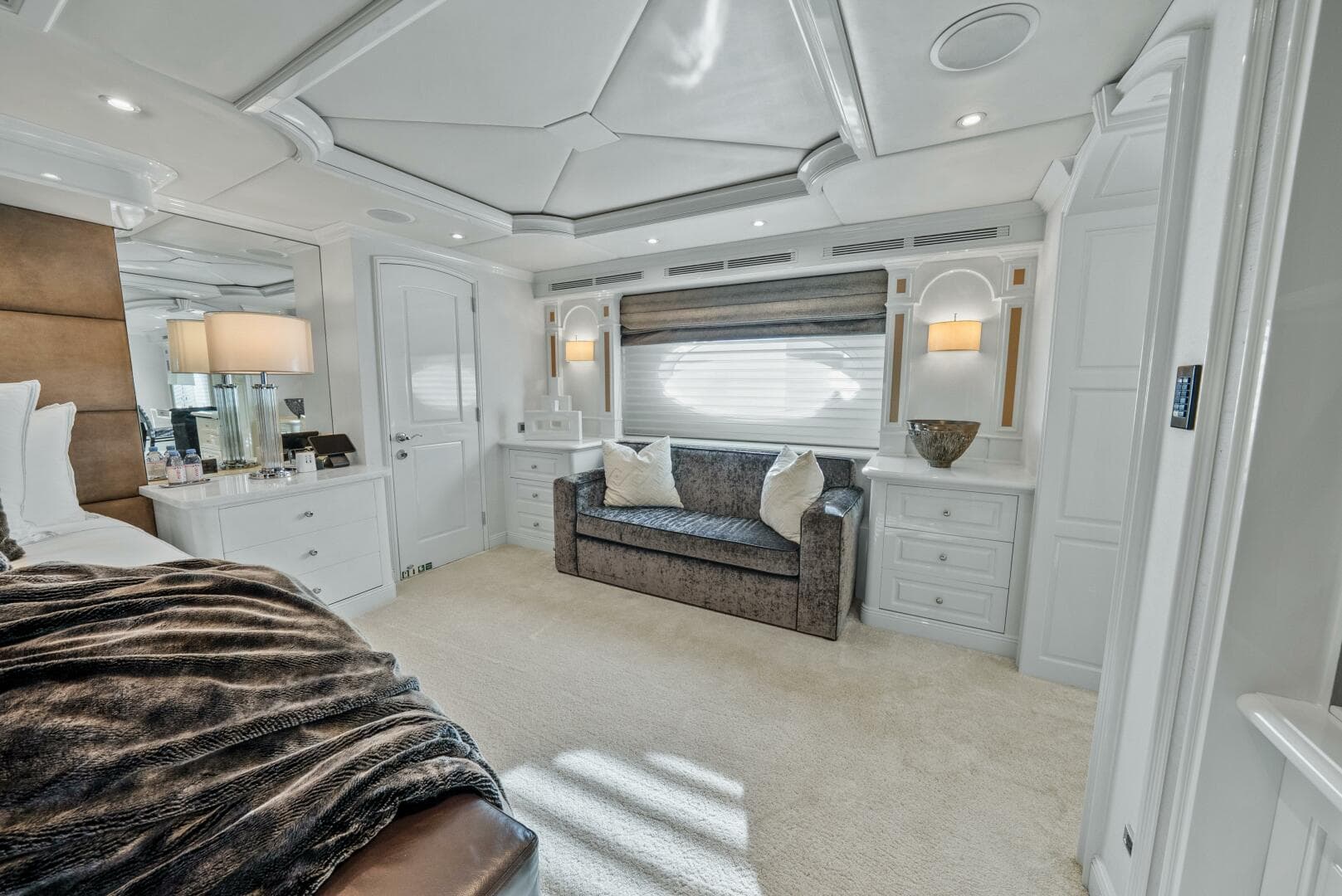 2005 Trinity Yachts Tri-Deck