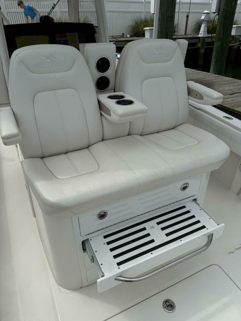 2020 Regulator 31 FS with Mezz