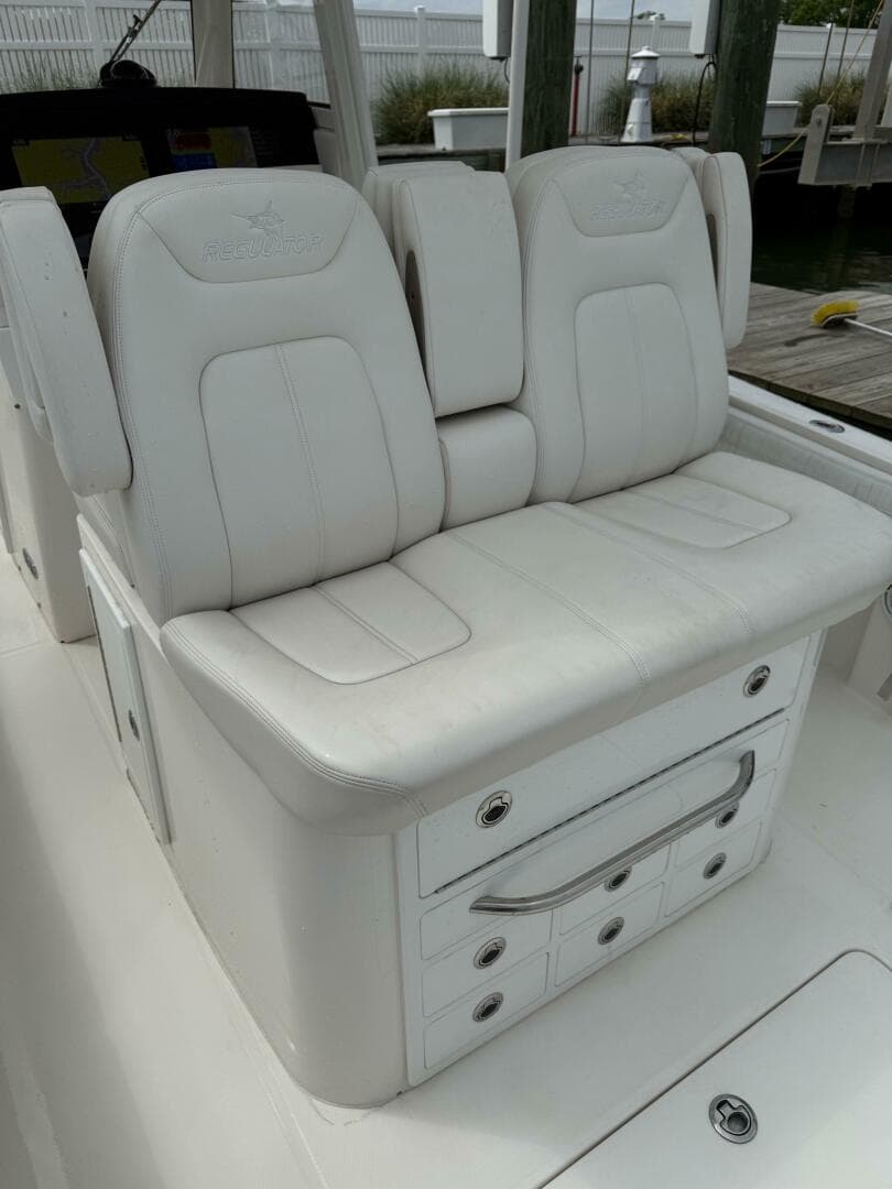 2020 Regulator 31 FS with Mezz