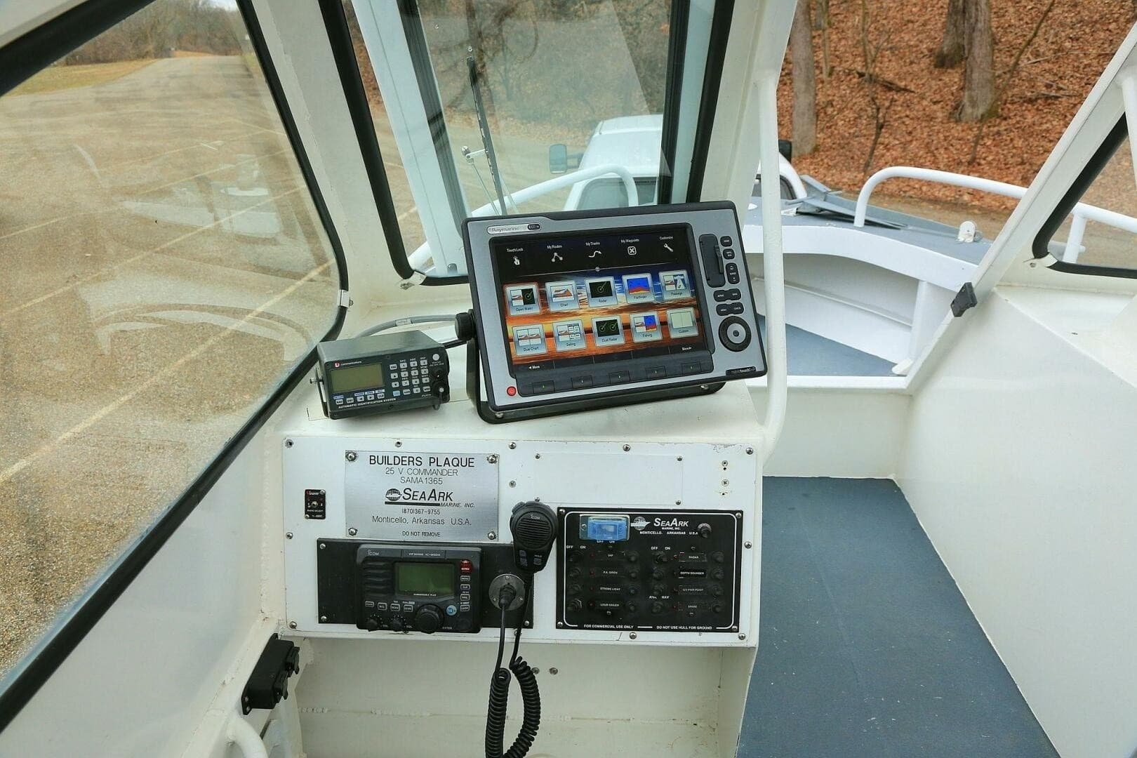 2002 SeaArk 25 V Commander SAMA 1365