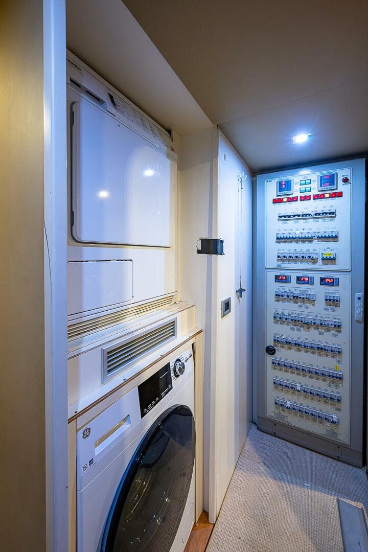 2009 Ferretti Yachts 780