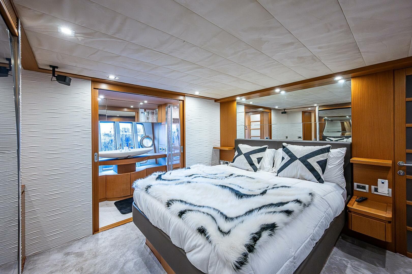 2009 Ferretti Yachts 780