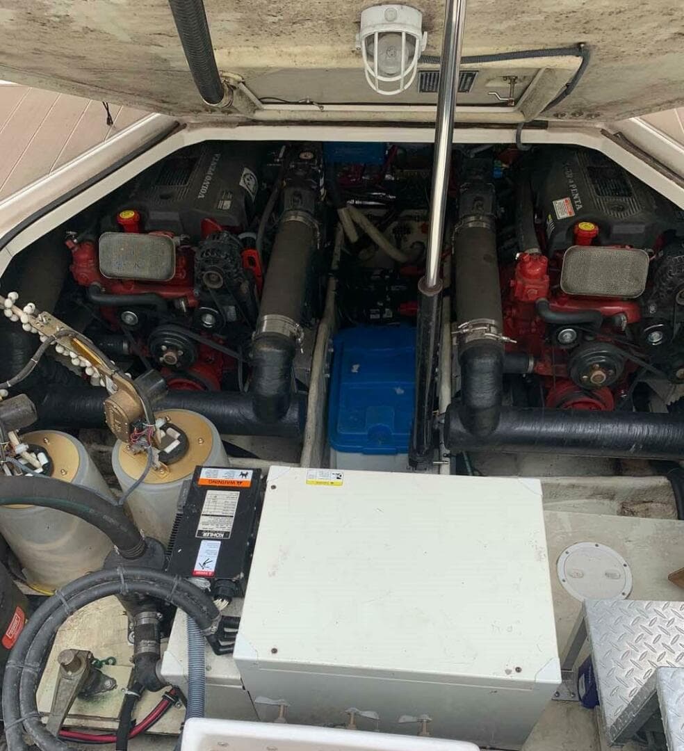 2005 Regal 3560 Commodore