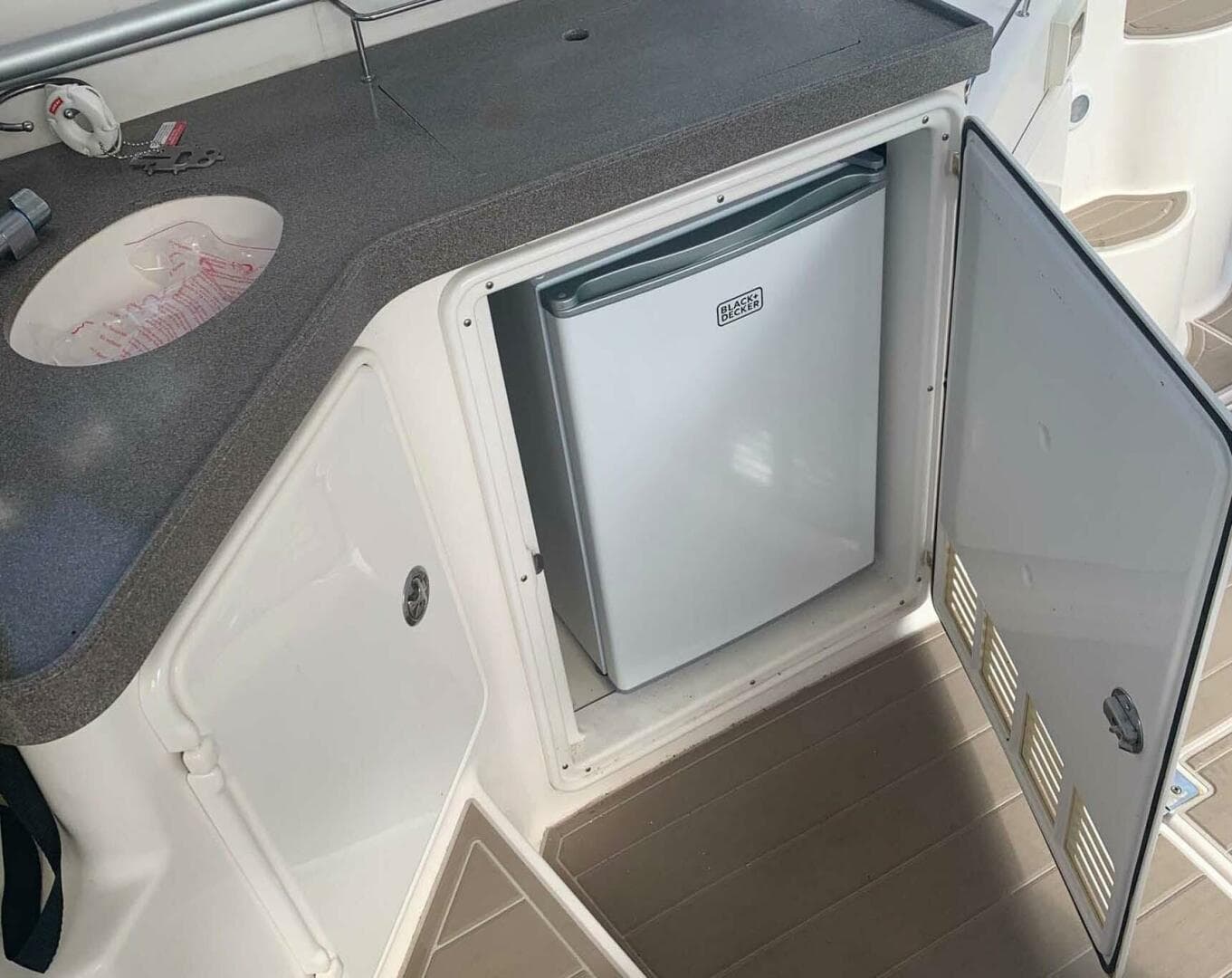 2005 Regal 3560 Commodore