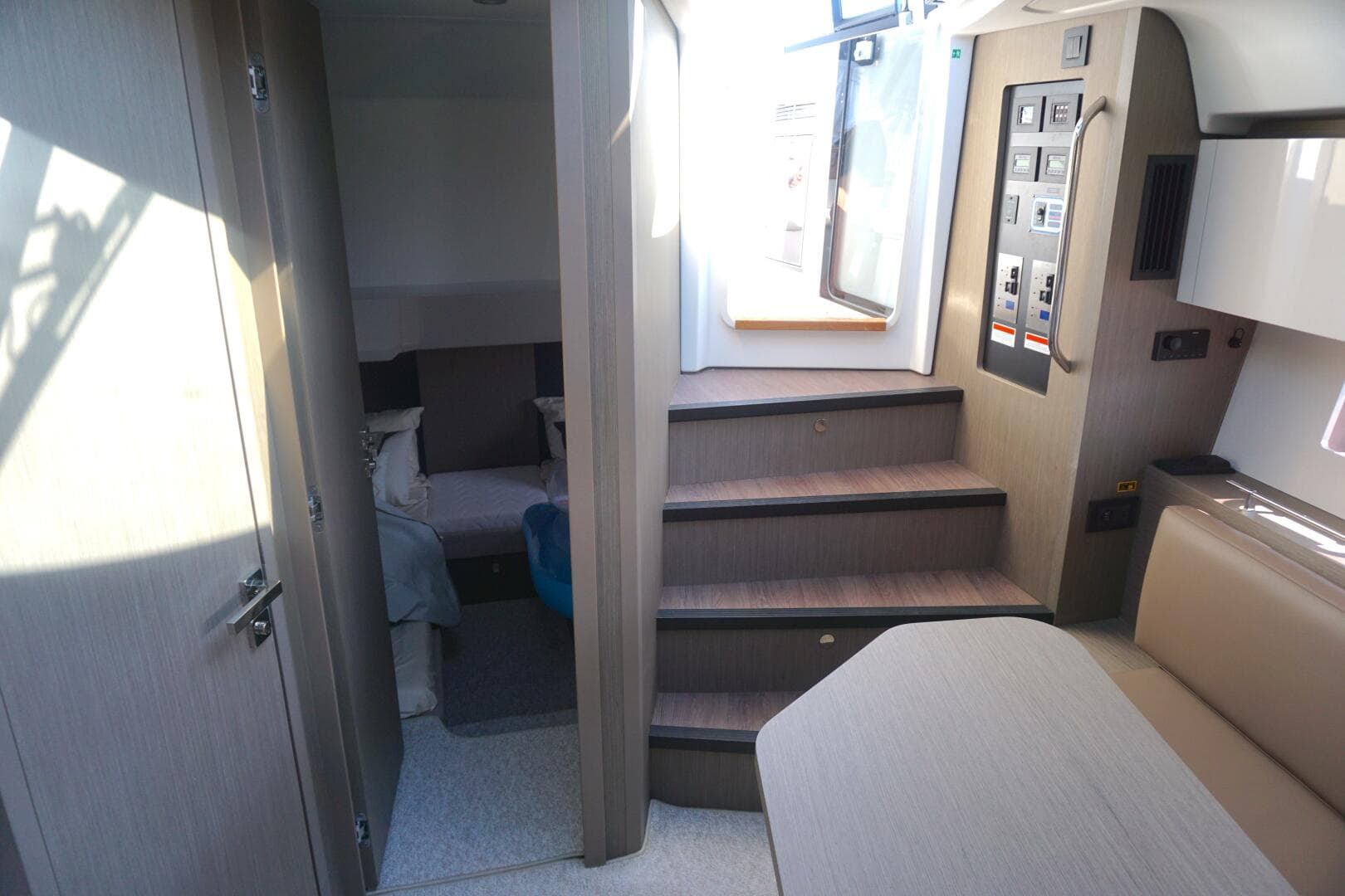 2022 Beneteau Grand Turismo 41 War Downs Eagle Salon (2)