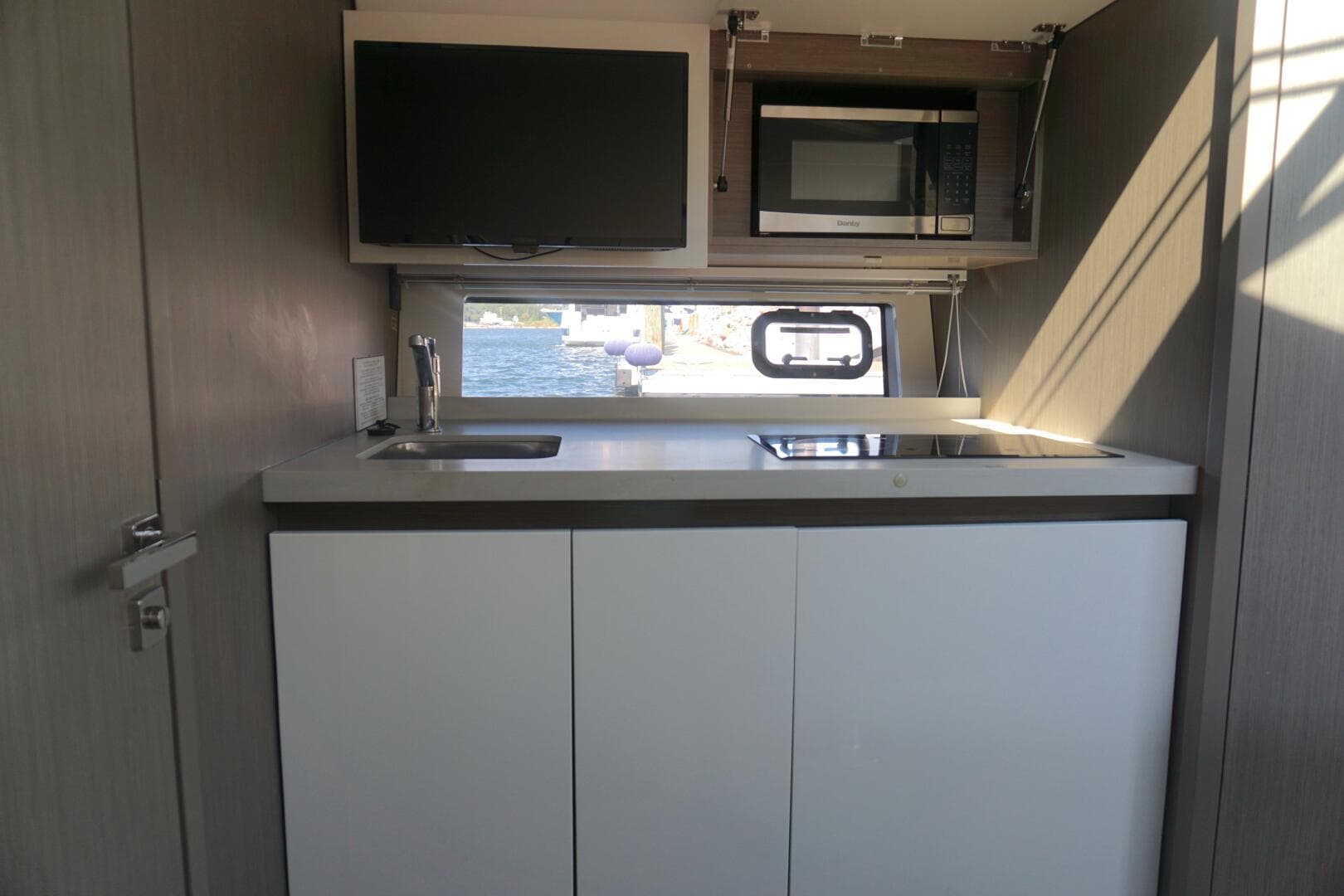 2022 Beneteau Grand Turismo 41 War Downs Eagle Galley (1)