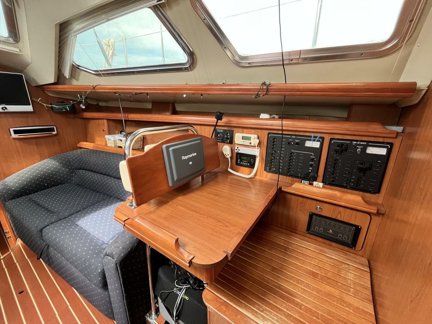 2008 Hunter 41 Deck Salon