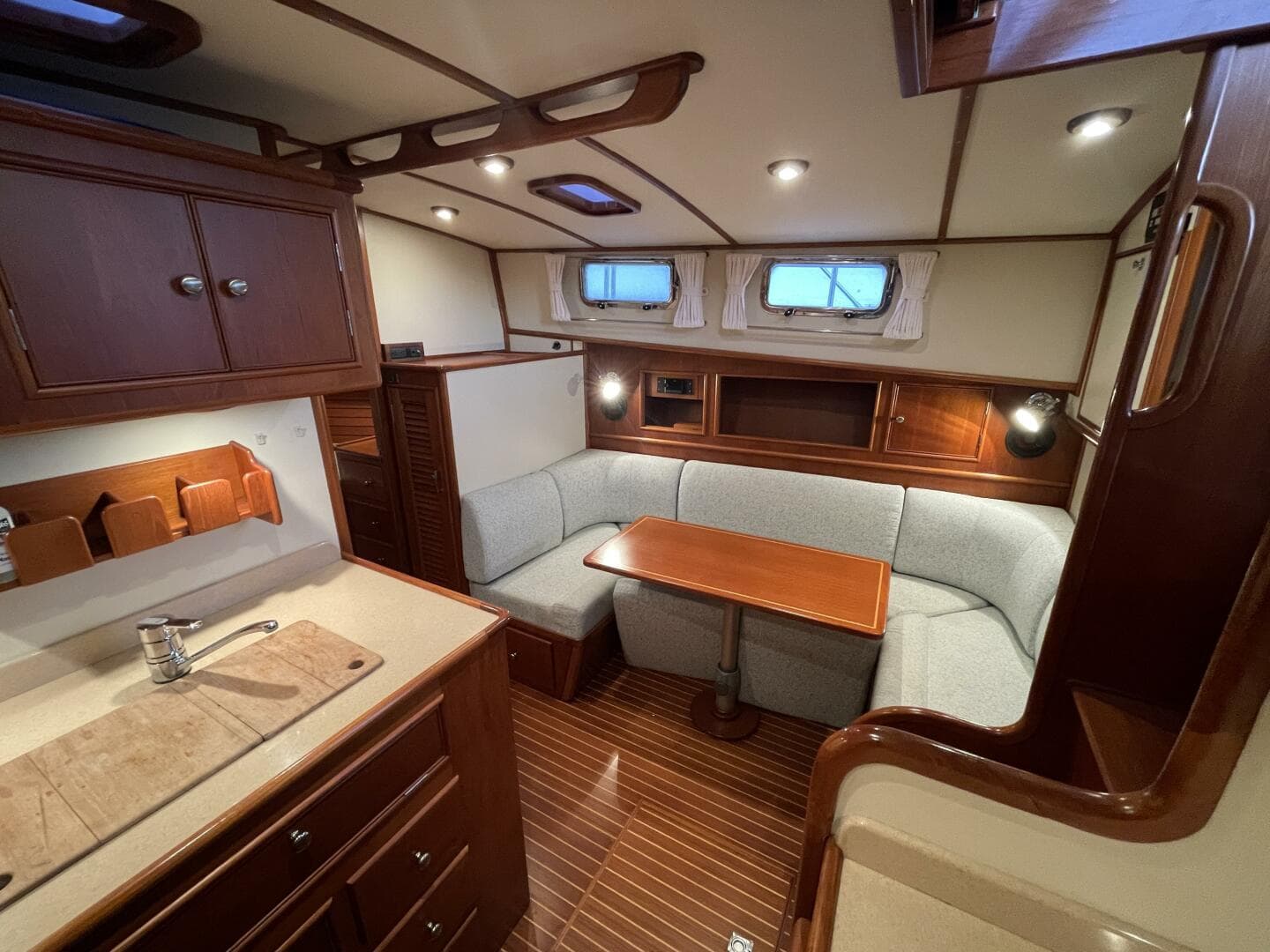 Grand Banks Eastbay 38 HX