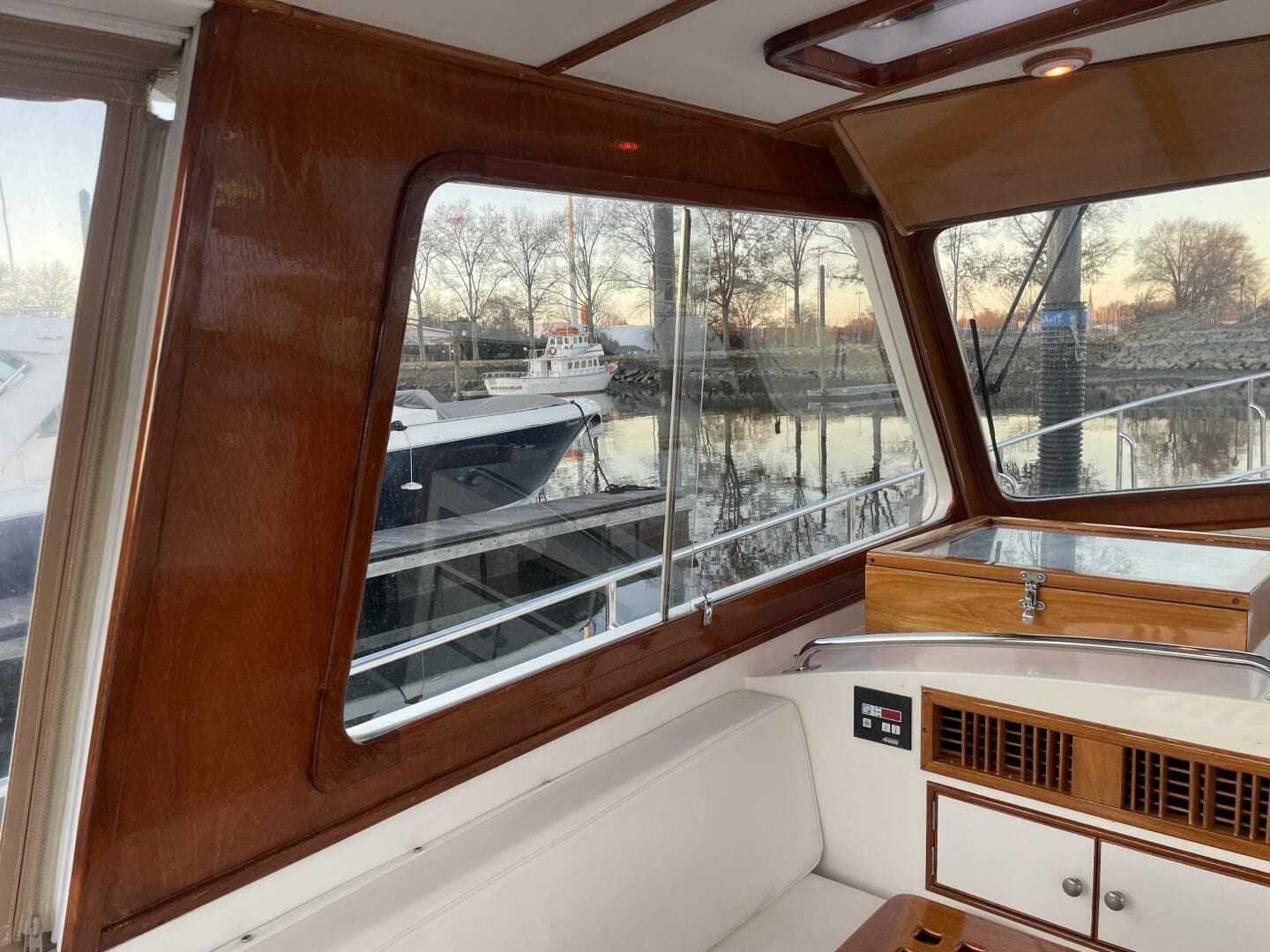 Grand Banks Eastbay 38 HX