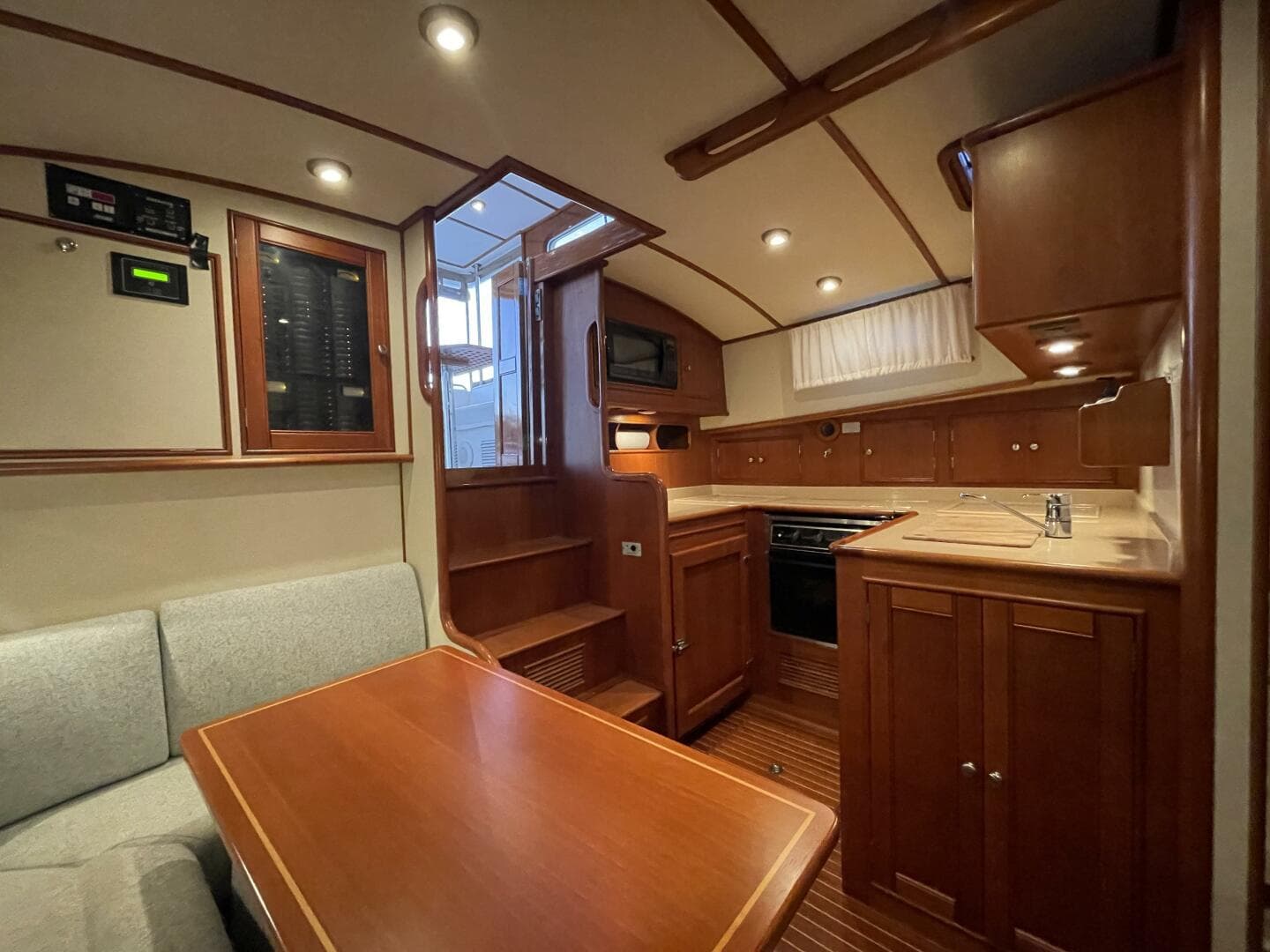 Grand Banks Eastbay 38 HX