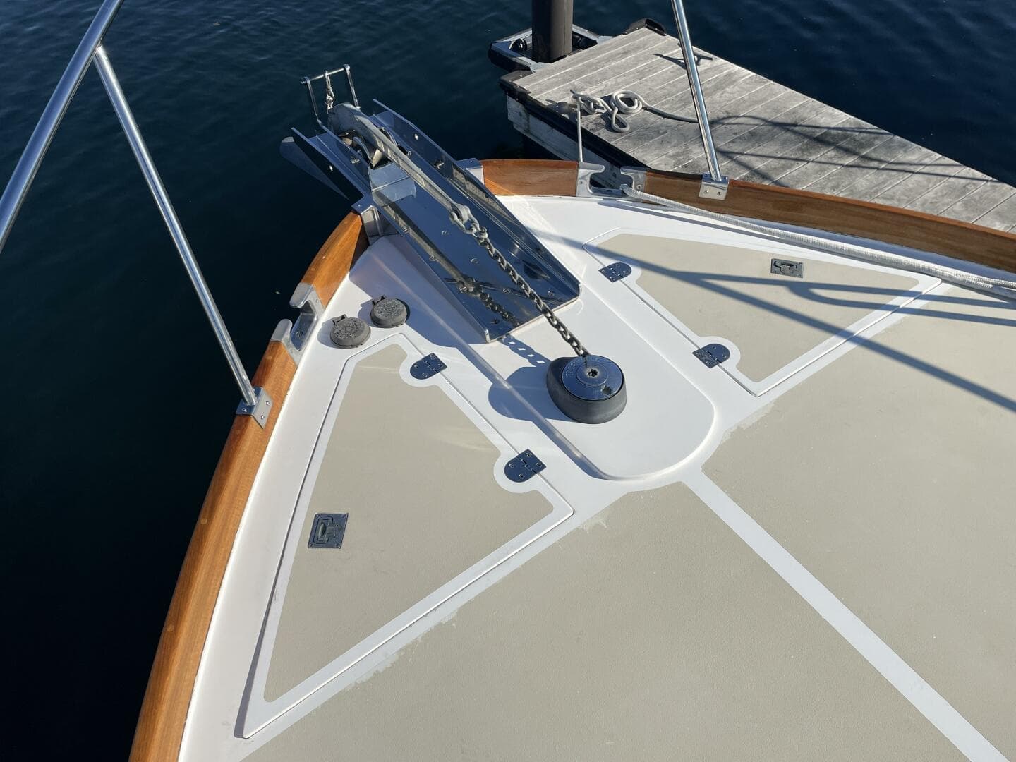 Grand Banks Eastbay 38 HX bow