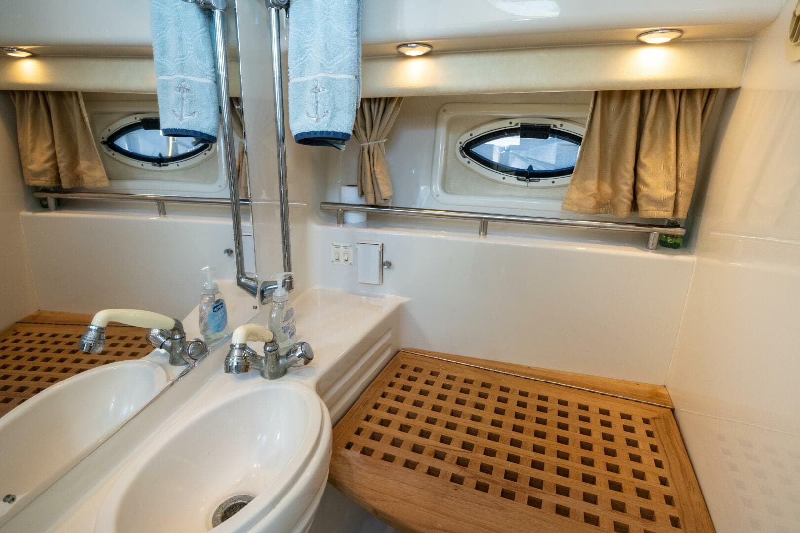 2000 Monterey 322 Cruiser