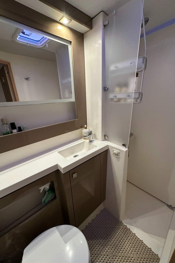 2018-fountaine-pajot-helia-44-sail-9551351-20241228082045001-1_XLARGE.jpg