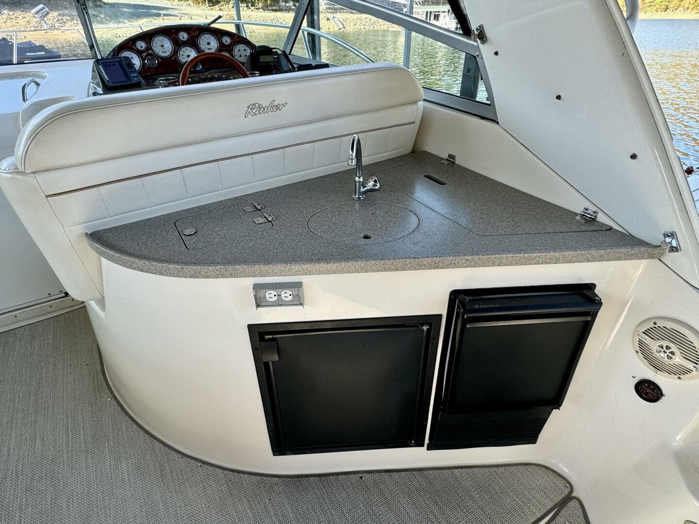 2004 Rinker 342 Fiesta Vee