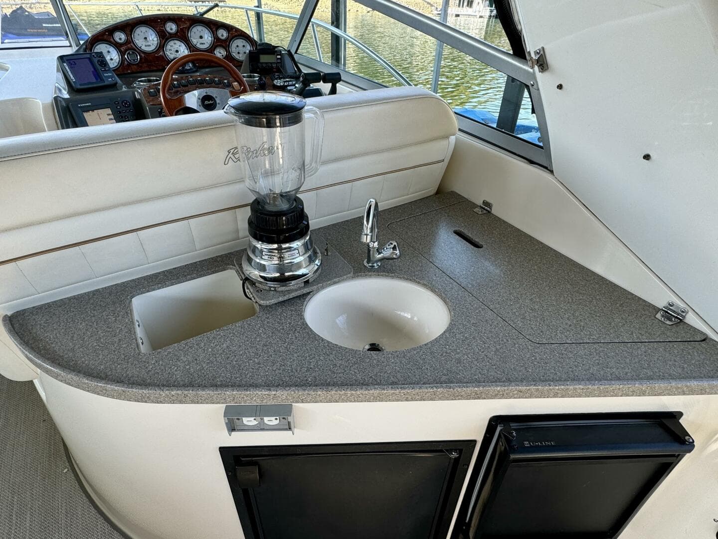 2004 Rinker 342 Fiesta Vee