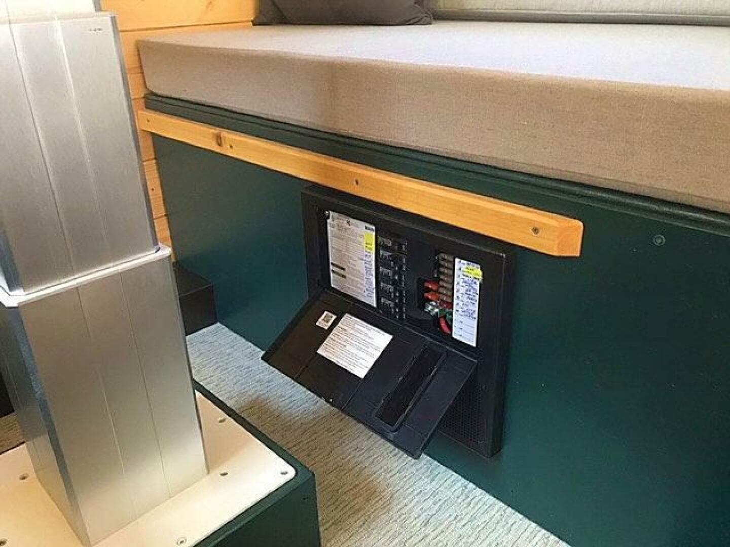 2023 Custom 25 Hadlee Houseboat