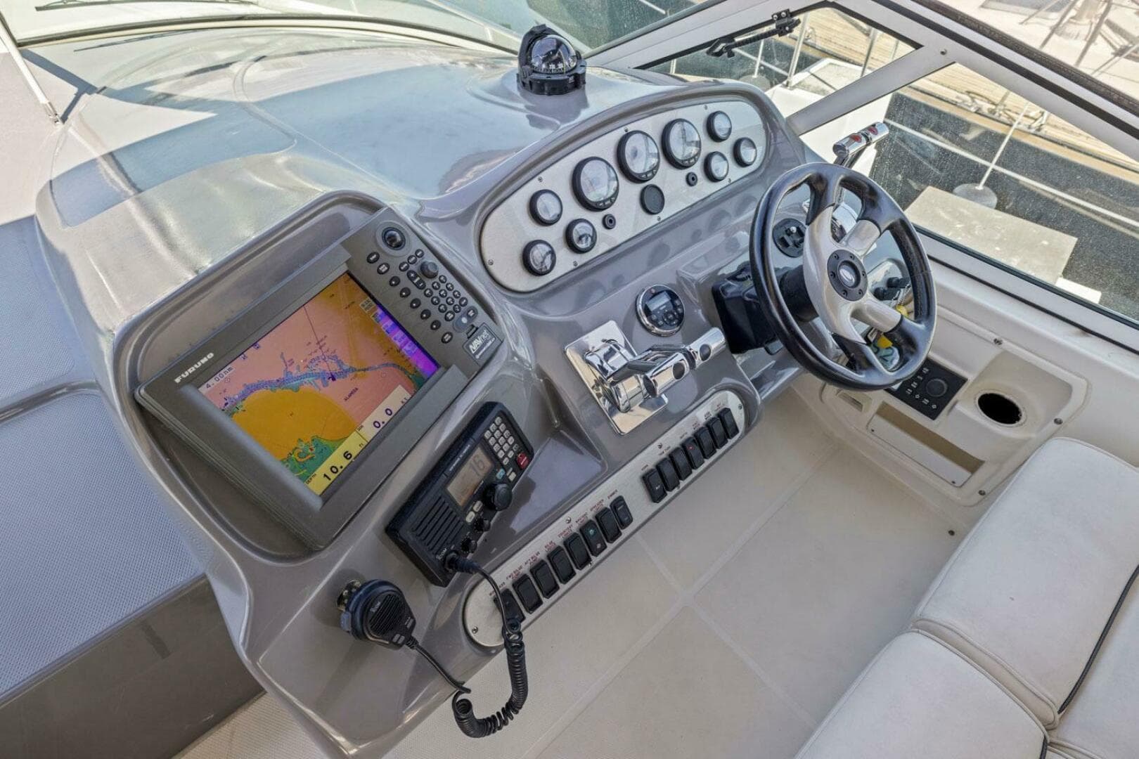 2006 Cruisers Yachts 370 Express