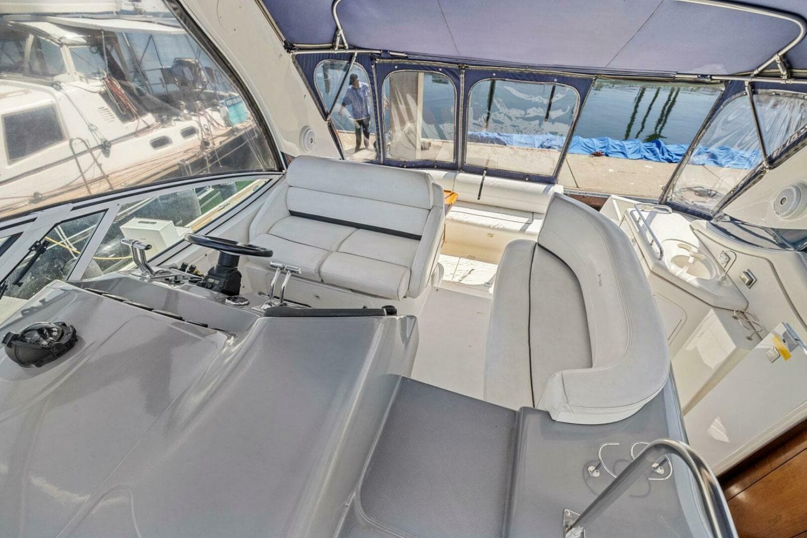 2006 Cruisers Yachts 370 Express