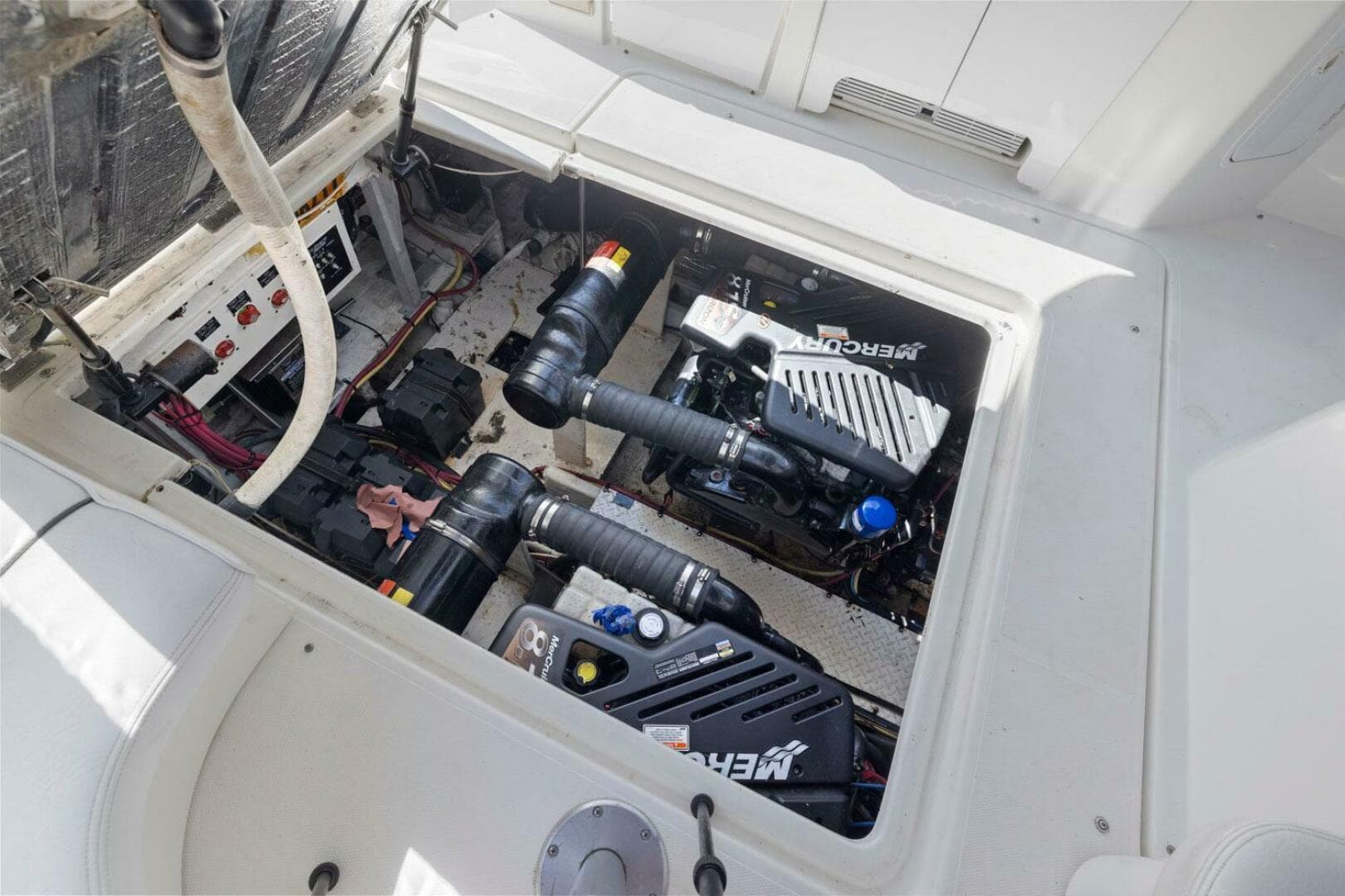 2006 Cruisers Yachts 370 Express