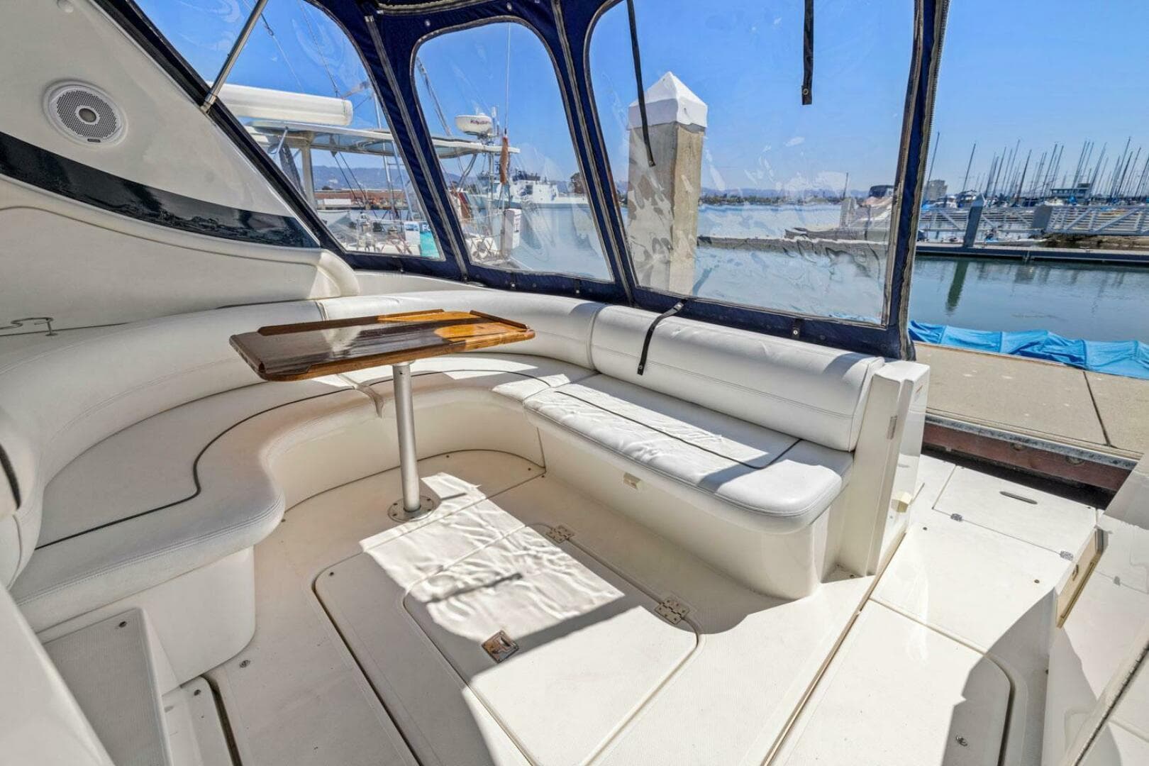 2006 Cruisers Yachts 370 Express