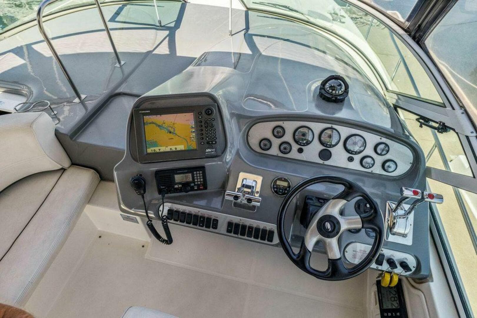 2006 Cruisers Yachts 370 Express