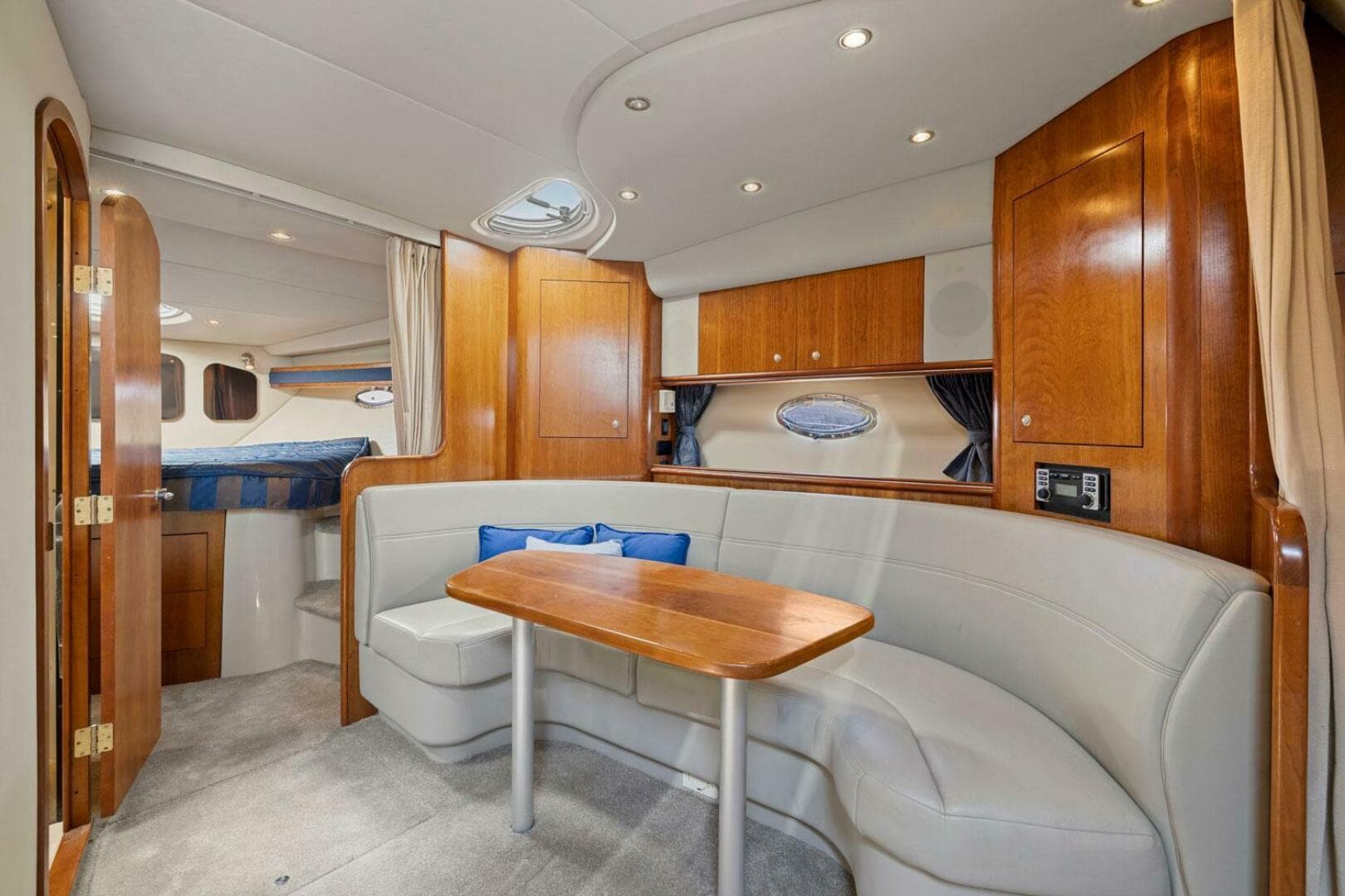 2006 Cruisers Yachts 370 Express