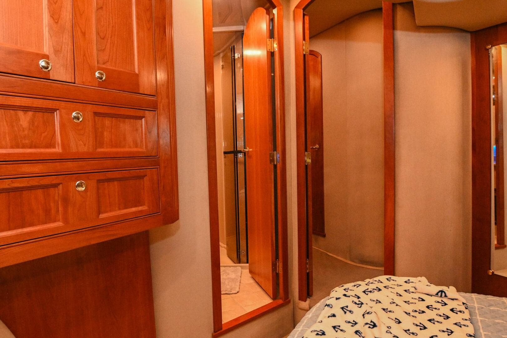 2002 Cruisers Yachts 5000 Sedan Sport