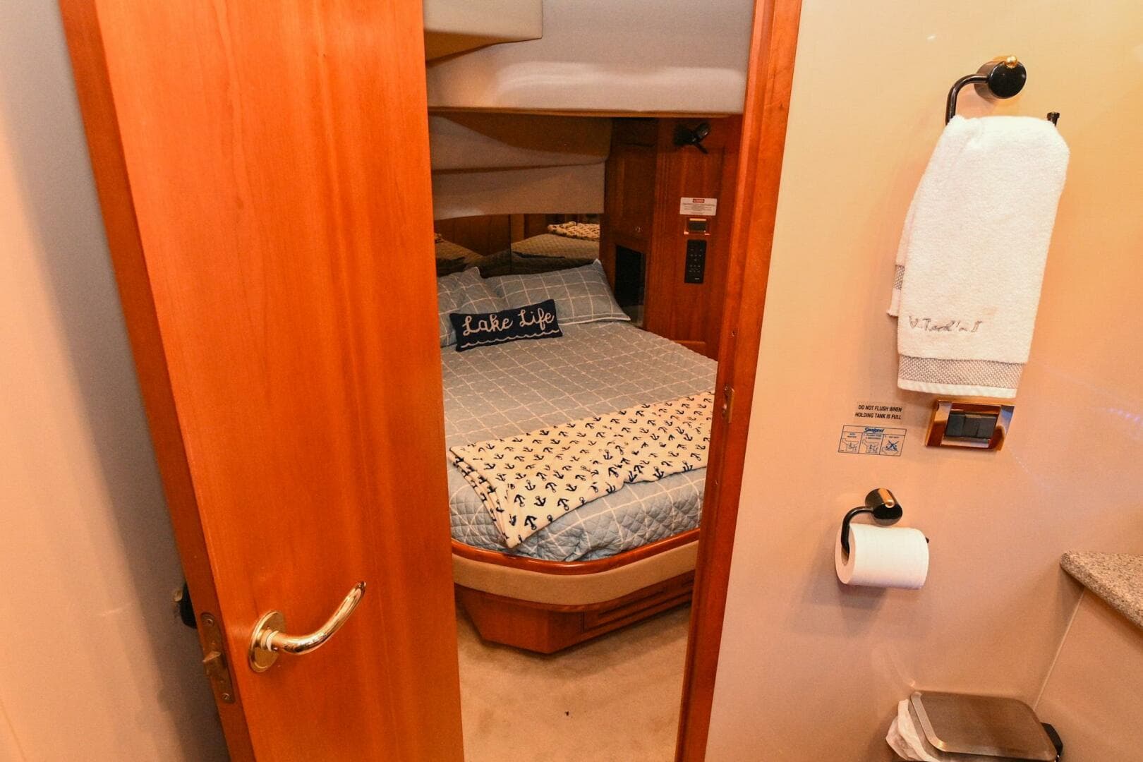 2002 Cruisers Yachts 5000 Sedan Sport