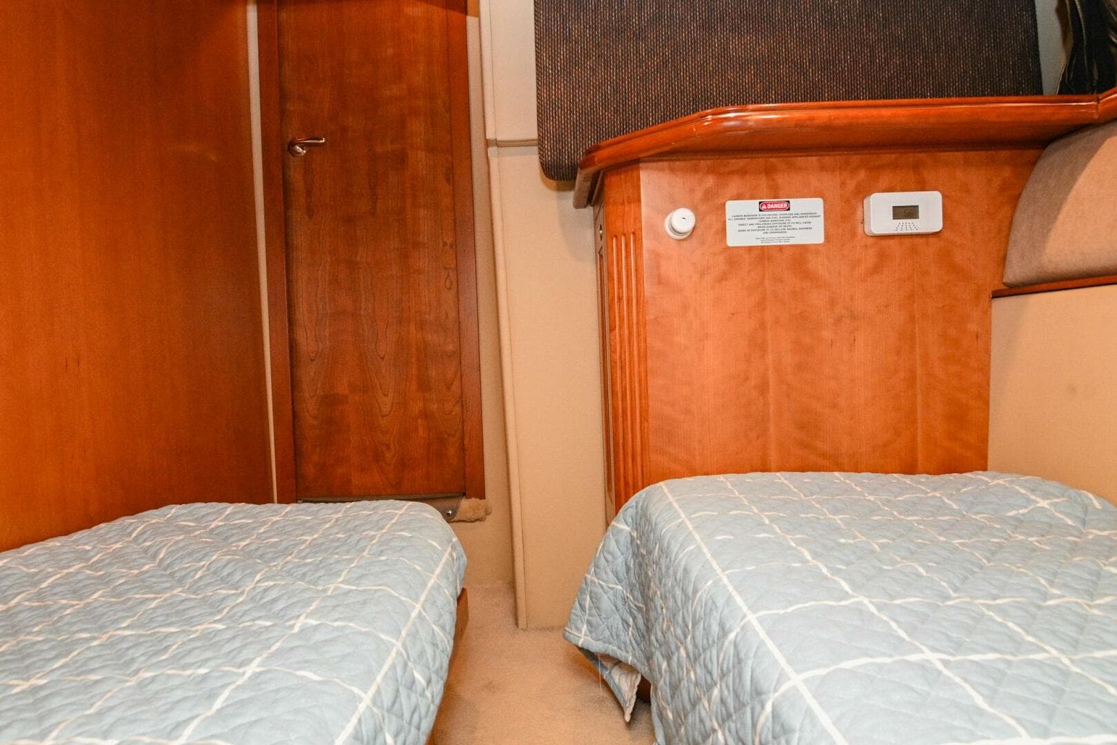 2002 Cruisers Yachts 5000 Sedan Sport