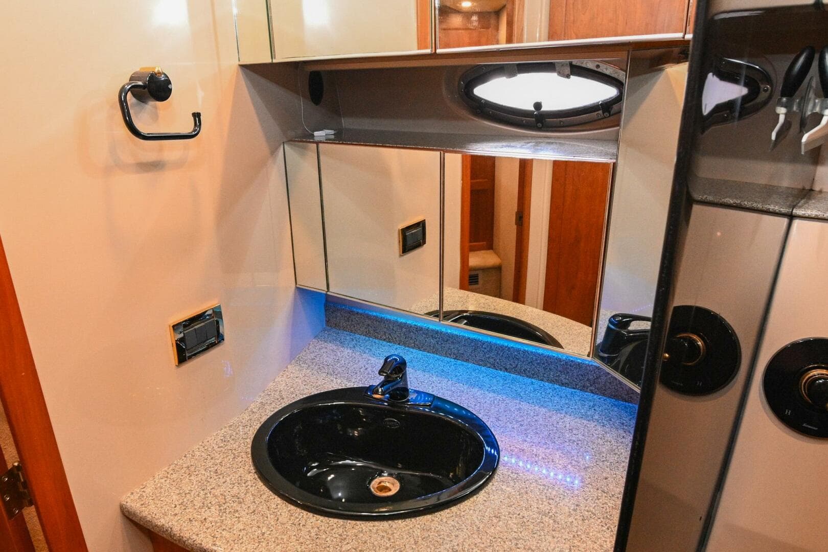 2002 Cruisers Yachts 5000 Sedan Sport