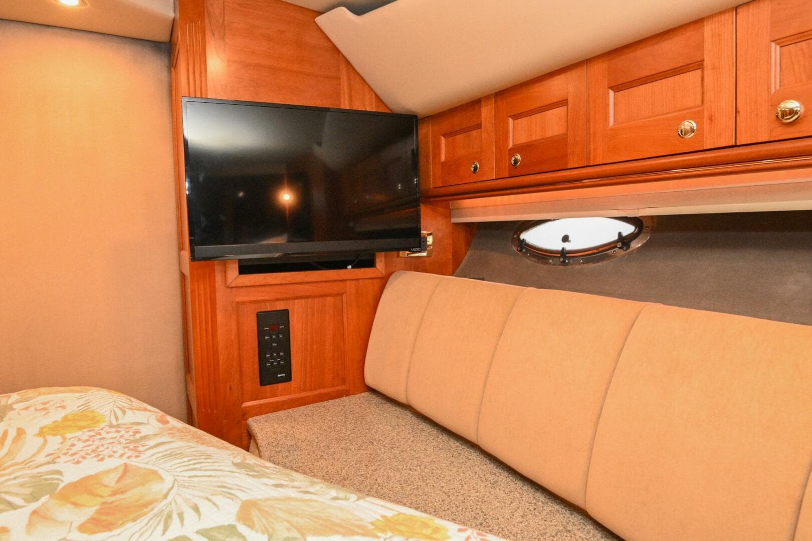 2002 Cruisers Yachts 5000 Sedan Sport