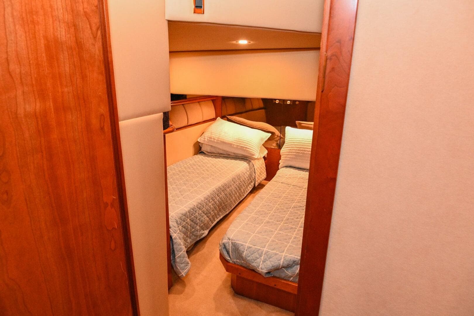 2002 Cruisers Yachts 5000 Sedan Sport