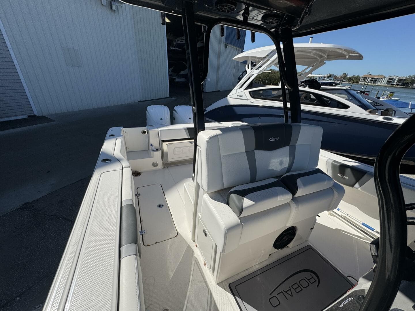 2023 Robalo R270 Center Console