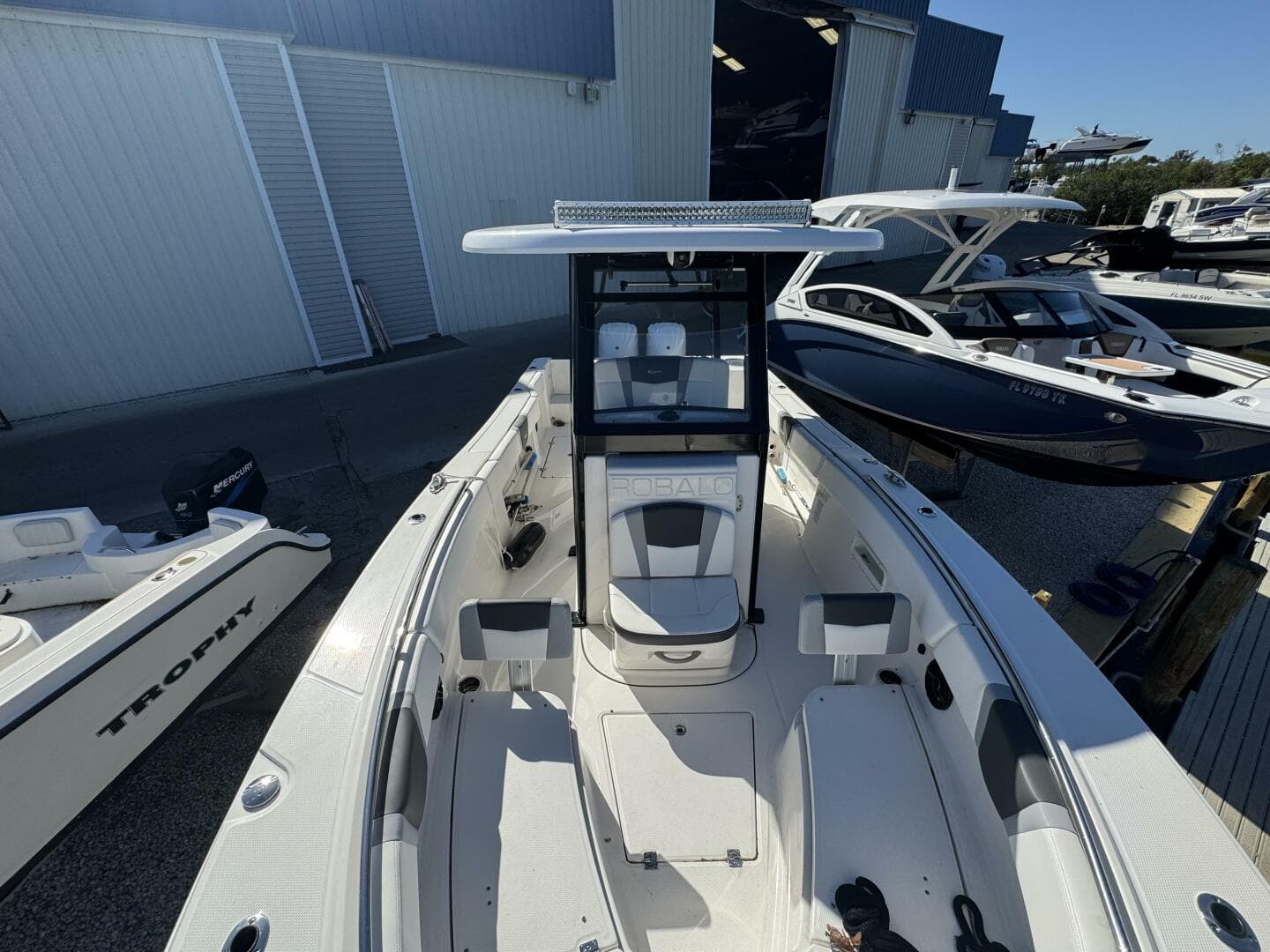 2023 Robalo R270 Center Console