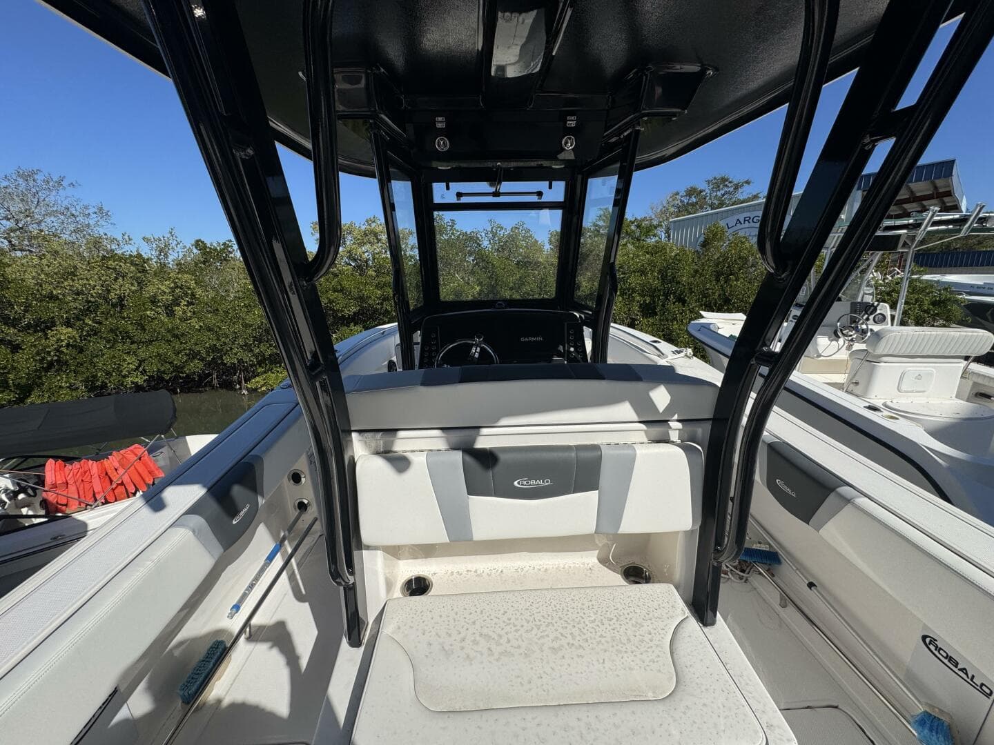 2023 Robalo R270 Center Console