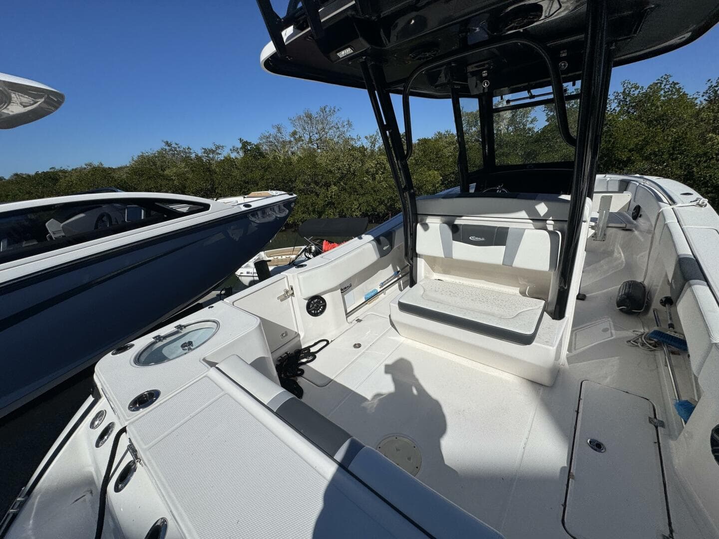 2023 Robalo R270 Center Console