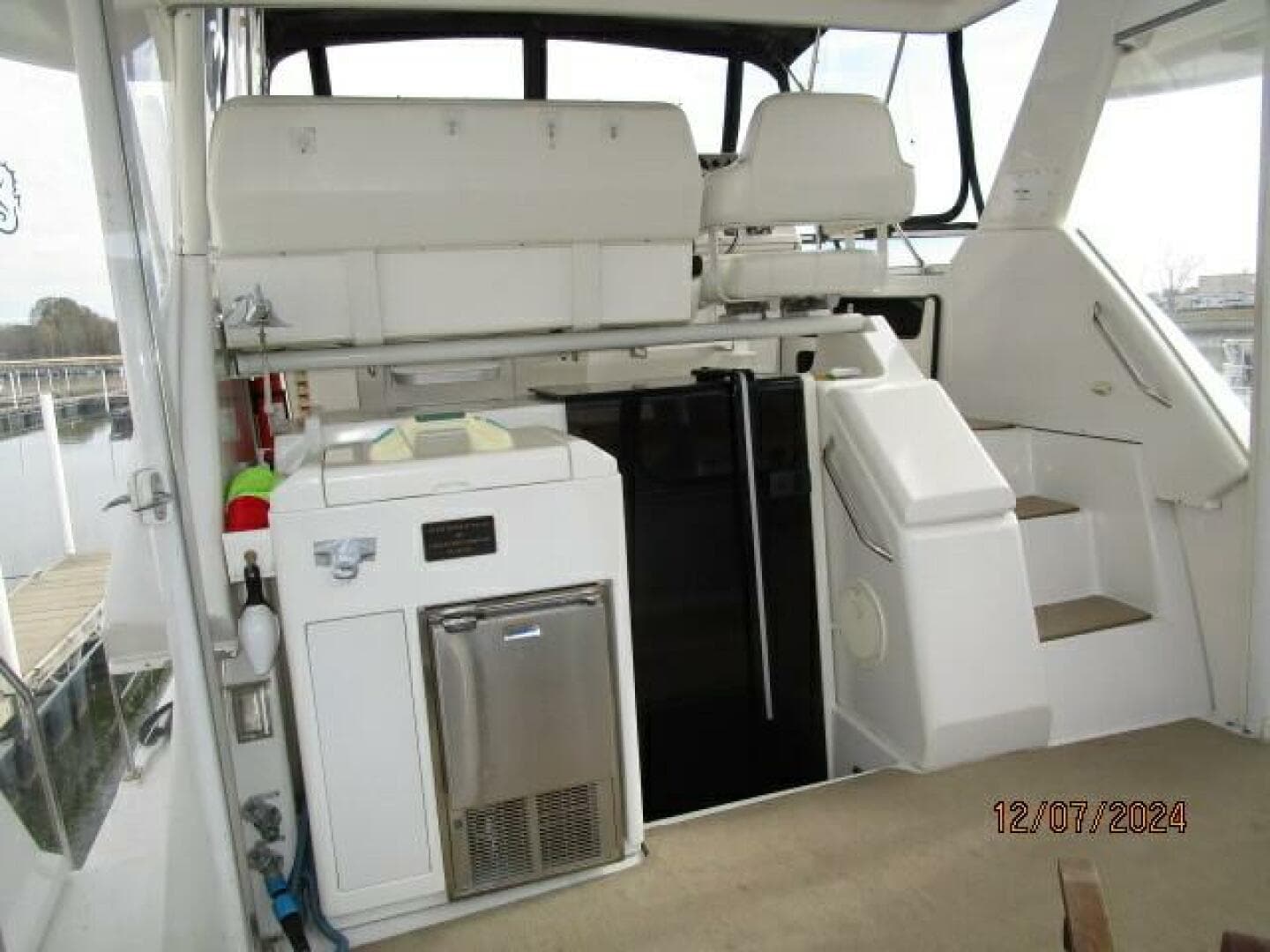 40' Carver sundeck forward