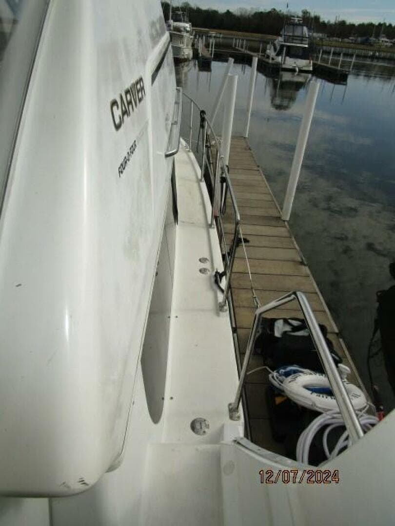 40' Carver starboard side deck2