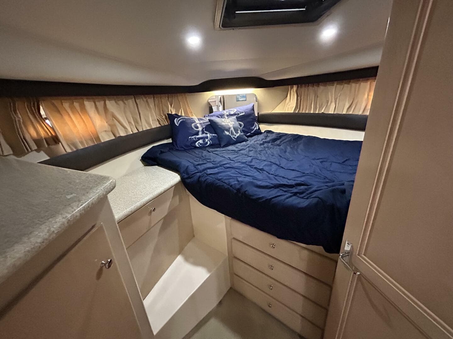 40' Carver guest stateroom