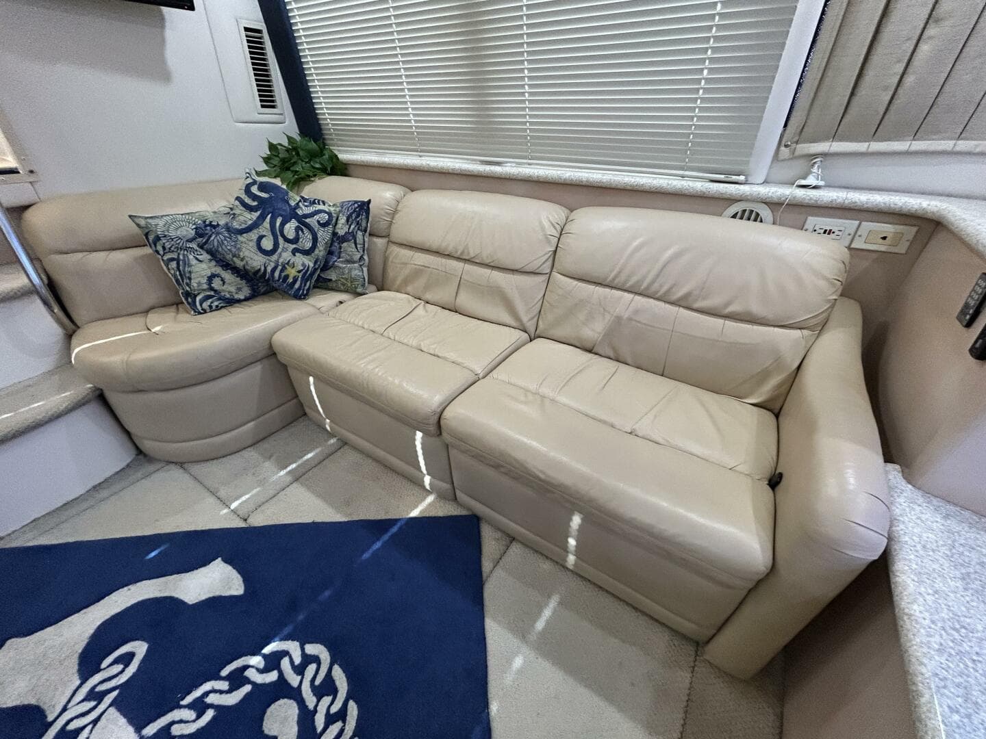 40' Carver salon port seating